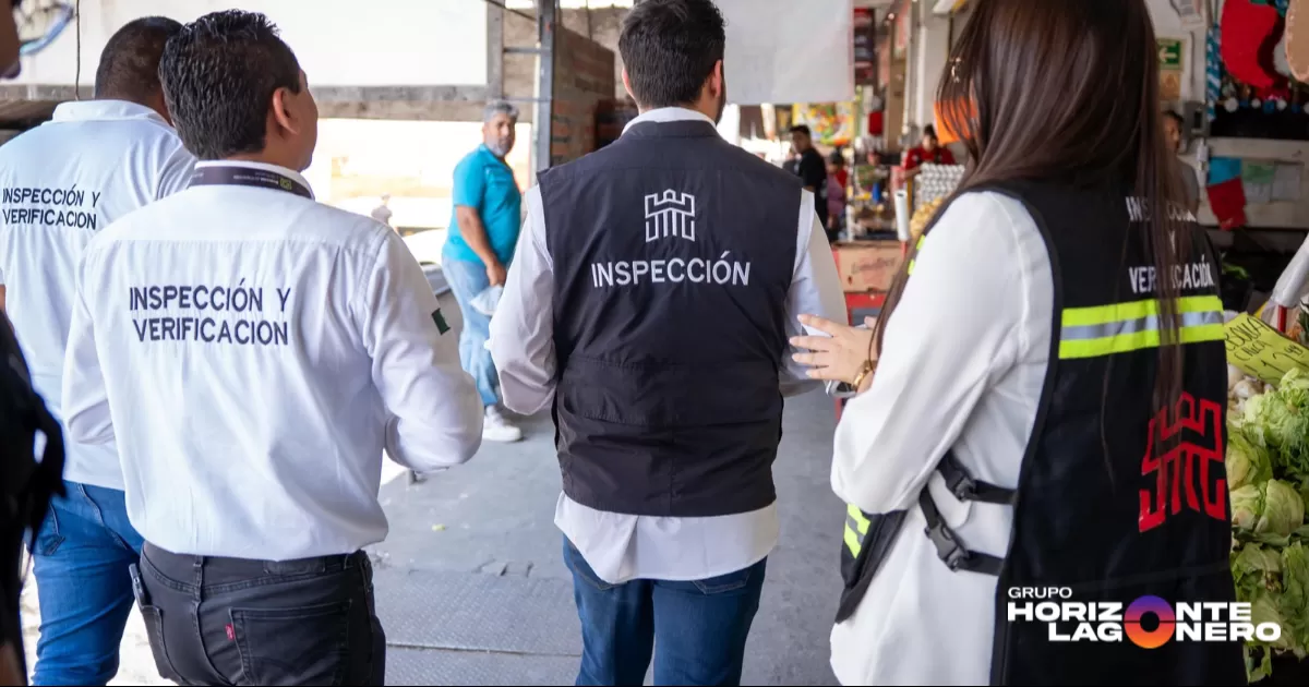 Durante la jornada, personal del área entregó volantes informativos a locatarios y recorrió el interior del mercado para dialogar directamente con comerciantes y dueños de establecimientos.