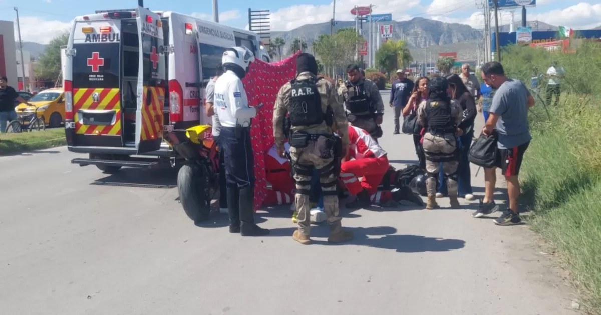 De acuerdo con los primeros reportes, una motocicleta marca Yamaha, modelo R1-1110, en colores amarillo con negro, circulaba a exceso de velocidad cuando impactó a una peatona que cruzaba por la zona.