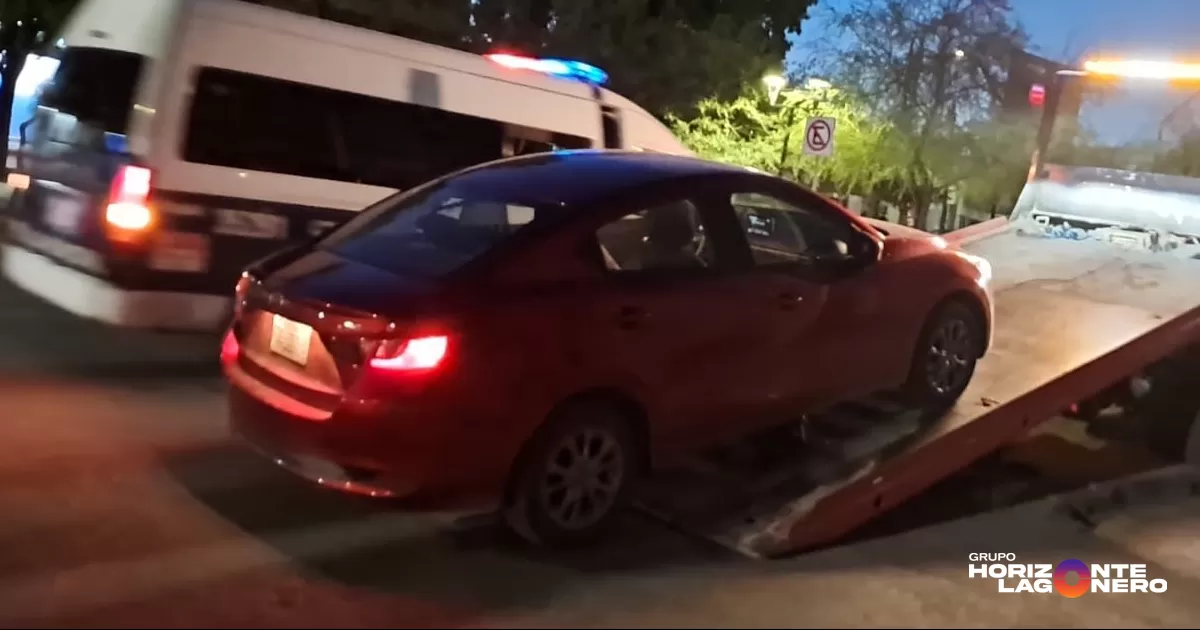 Policía de Torreón detiene a sujeto a bordo de vehículo con reporte de robo