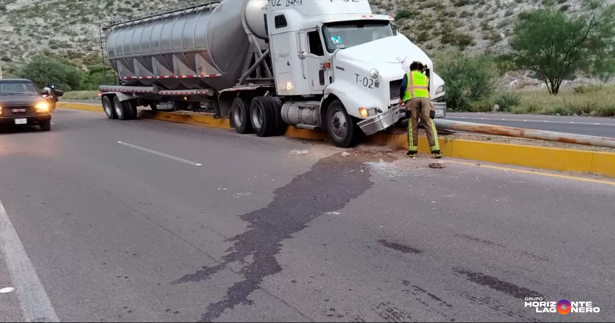 Pipa con polietileno protagoniza accidente vial al poniente de Torreón