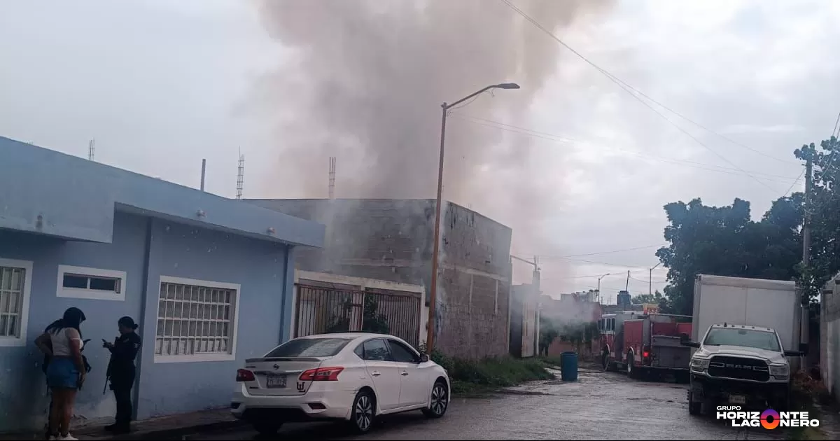 El siniestro ocurrió alrededor de las 9:00 horas, cuando trabajadores del establecimiento preparaban chicharrones de puerco y una fuerte llamarada en el cazo con aceite alcanzó la estructura que funciona como extractor de humo, lo que originó el fuego.