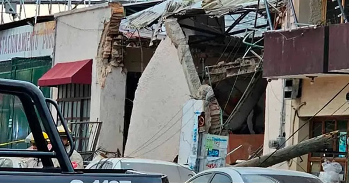 Un restaurante colapsó en la colonia La Perla de Guadalajara; tres personas resultaron lesionadas y tres vehículos dañados.