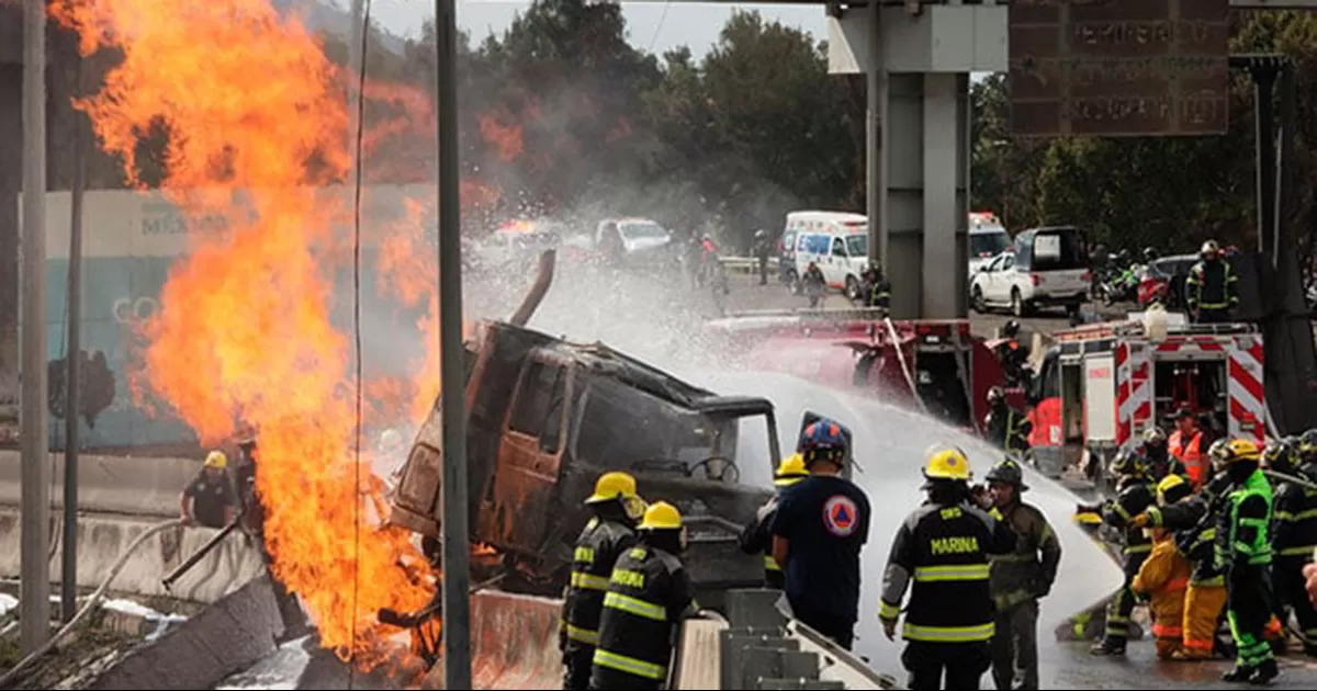 Suman 20 fallecidos por explosión de pipa en Iztapalapa
