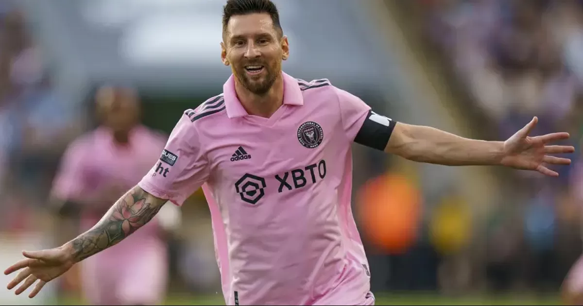 ¡Genio hasta en el tráfico! Messi sorprende con autógrafo en pleno semáforo
