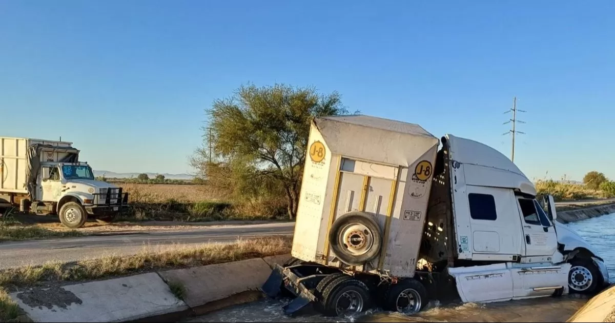 Tráiler cae a canal de riego en Gómez Palacio