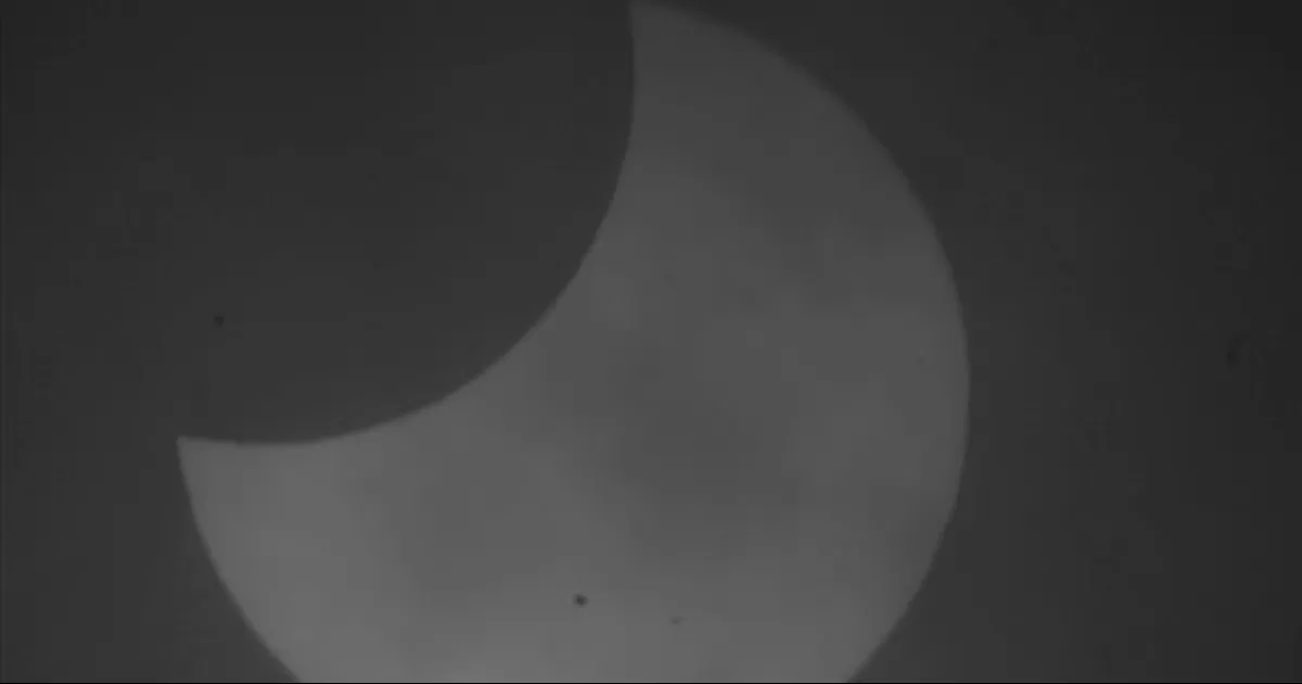 Los habitantes de Nueva Zelanda y de algunos países insulares del Pacífico pudieron apreciar este lunes un eclipse parcial solar