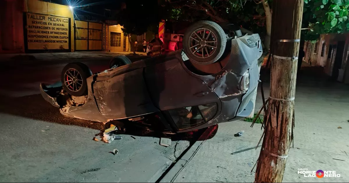 El percance ocurrió alrededor de las 21:45 horas, cuando un automóvil Nissan March modelo 2017, color gris, con placas del estado de Durango, conducido por Rogelio de 60 años, circulaba de sur a norte sobre dicha vialidad.