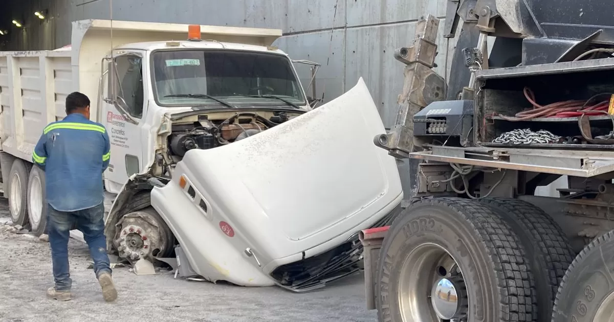 Camión se queda sin frenos en desnivel de Torreón, choca varios vehículos y deja lesionados
