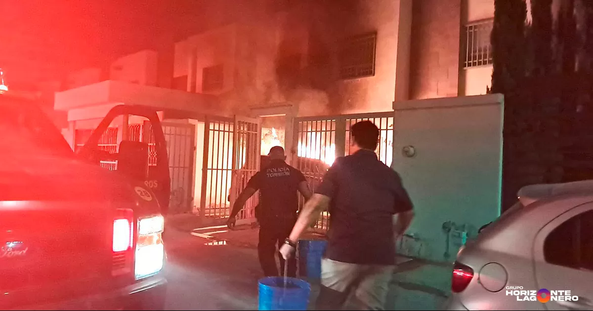 El reporte fue emitido la noche del jueves alrededor de las 20:15 horas, señalando que en la cochera de un inmueble ubicado en el cruce de las calles Andorra y Turín, se encontraba un automóvil envuelto en llamas