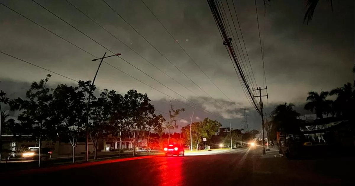 A través de redes sociales, habitantes de la Península informaron sobre el apagón en varios municipios de Yucatán y Quintana Roo.