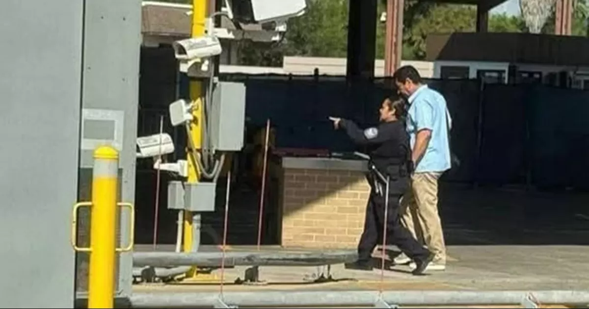 El exalcalde de Matamoros salió de las oficinas migratorias custodiado por elementos de CBP para abordar una Suburban y regresar a México