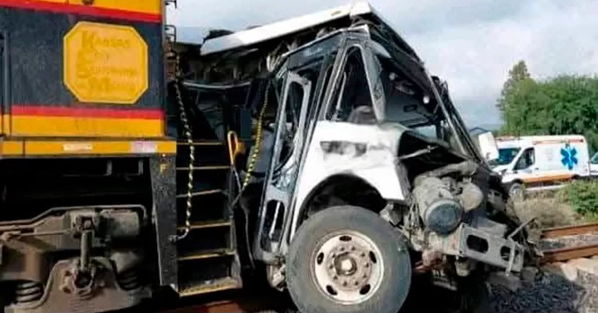 Un camión de pasajeros fue impactado por un tren, lo que dejó un saldo preliminar de cinco personas fallecidas y varios pasajeros lesionados