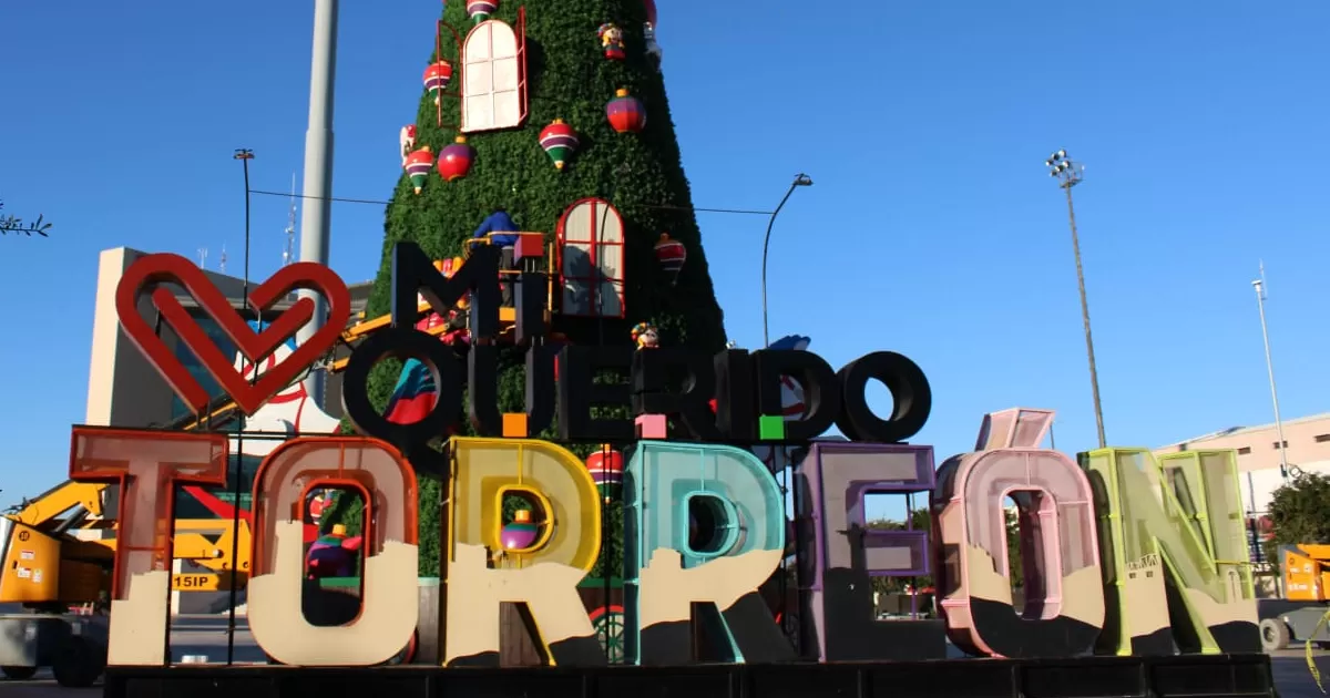Comienza el montaje de las Villas Navideñas en la Plaza Mayor de Torreón.