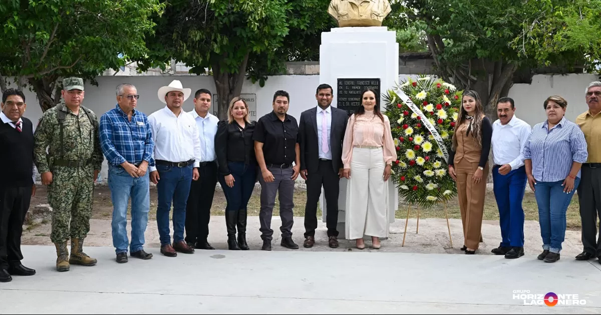 Este lunes por la mañana, la Presidenta Torrecillas en compañía de autoridades del Mando Especial de la Laguna, funcionarios y regidores hicieron guardia de honor en el monumento a Francisco Villa ubicado en el Domo de La Loma