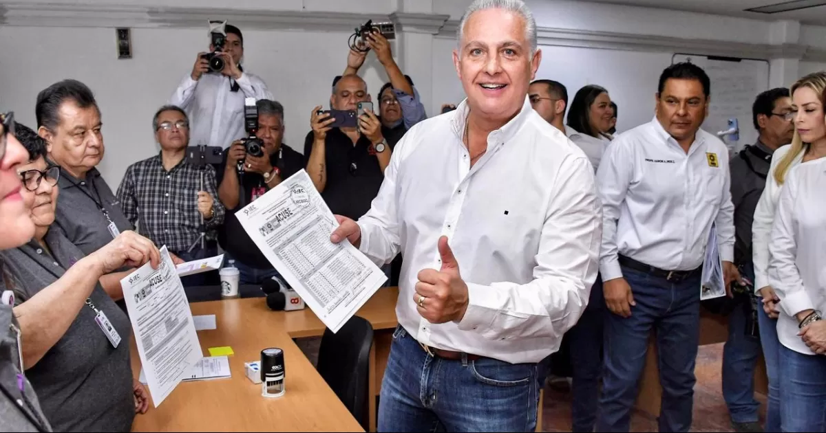 Abanderado de la alianza conformada por el PRI - PRD - UDC