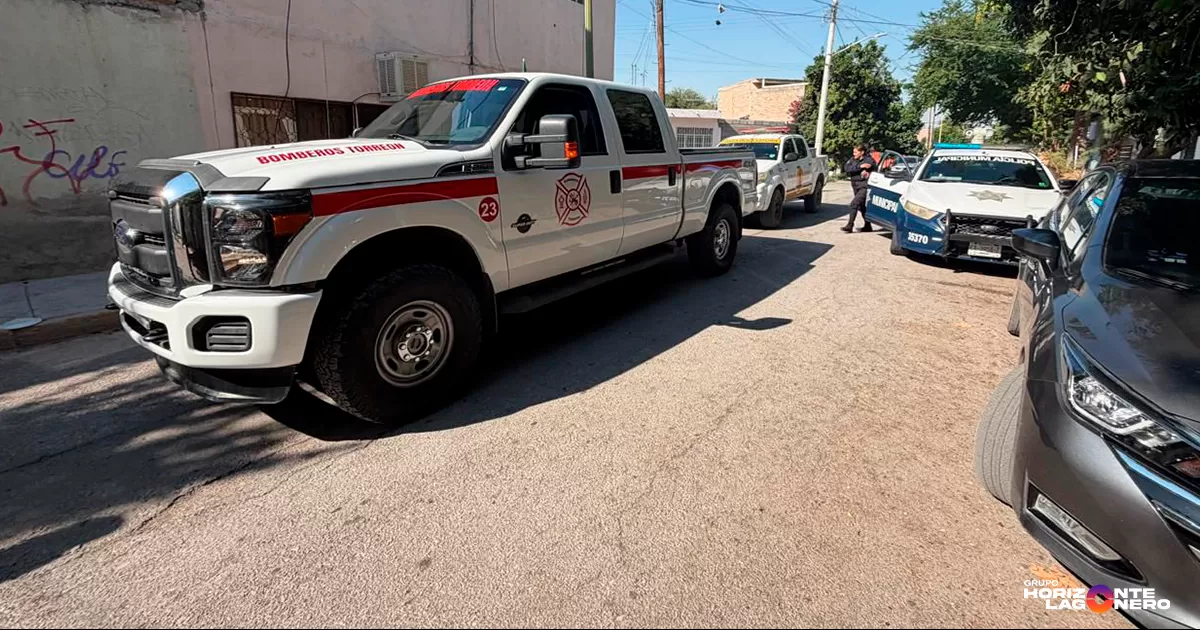 Tras la llegada de las autoridades, se determinó que Jaqueline Valle de 20 años, se arrojó desde la ventana de un segundo piso y la caída le provocó probables fracturas en el tobillo izquierdo y en el área de la columna.