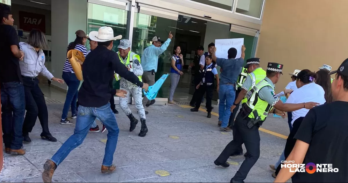 Realizan simulacro de control de multitudes en el Aeropuerto Internacional de Torreón