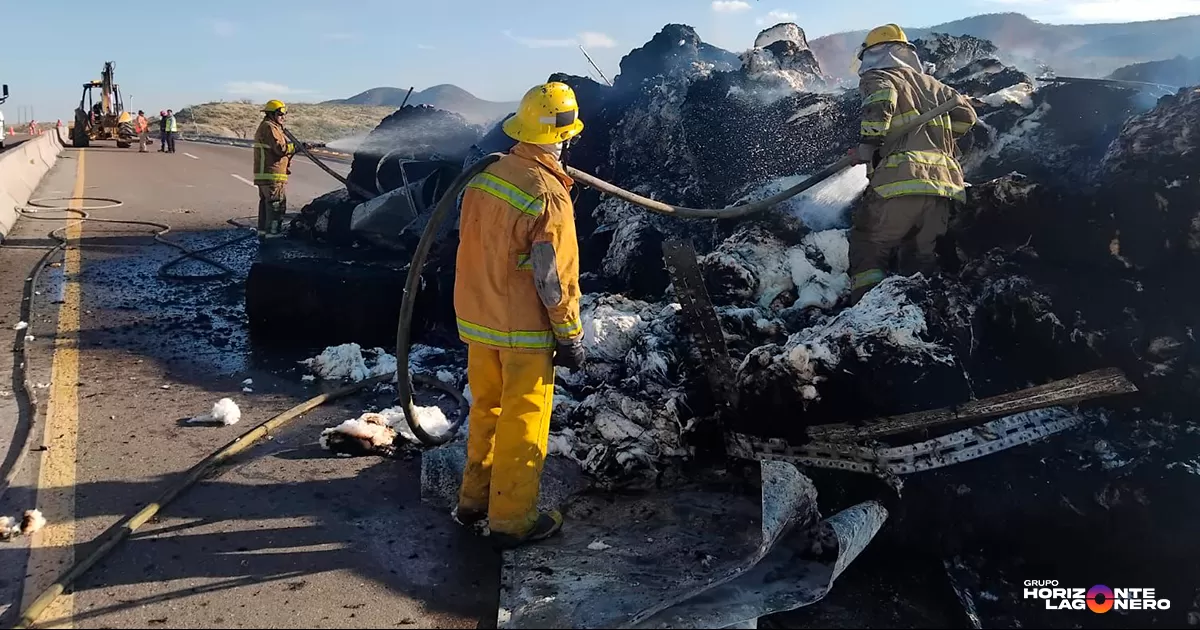 Incendio de tráiler con pacas de algodón moviliza a bomberos en Lerdo, Durango