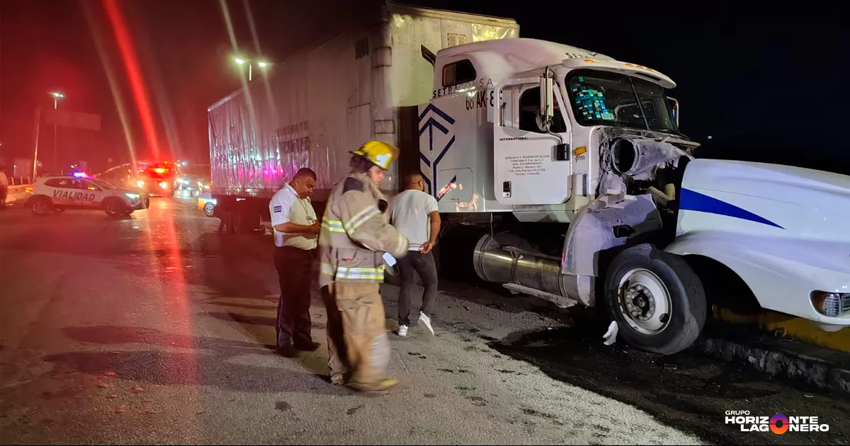 Conductor de tráiler impacta infraestructura de puente vehicular y moviliza a Bomberos en Torreón
