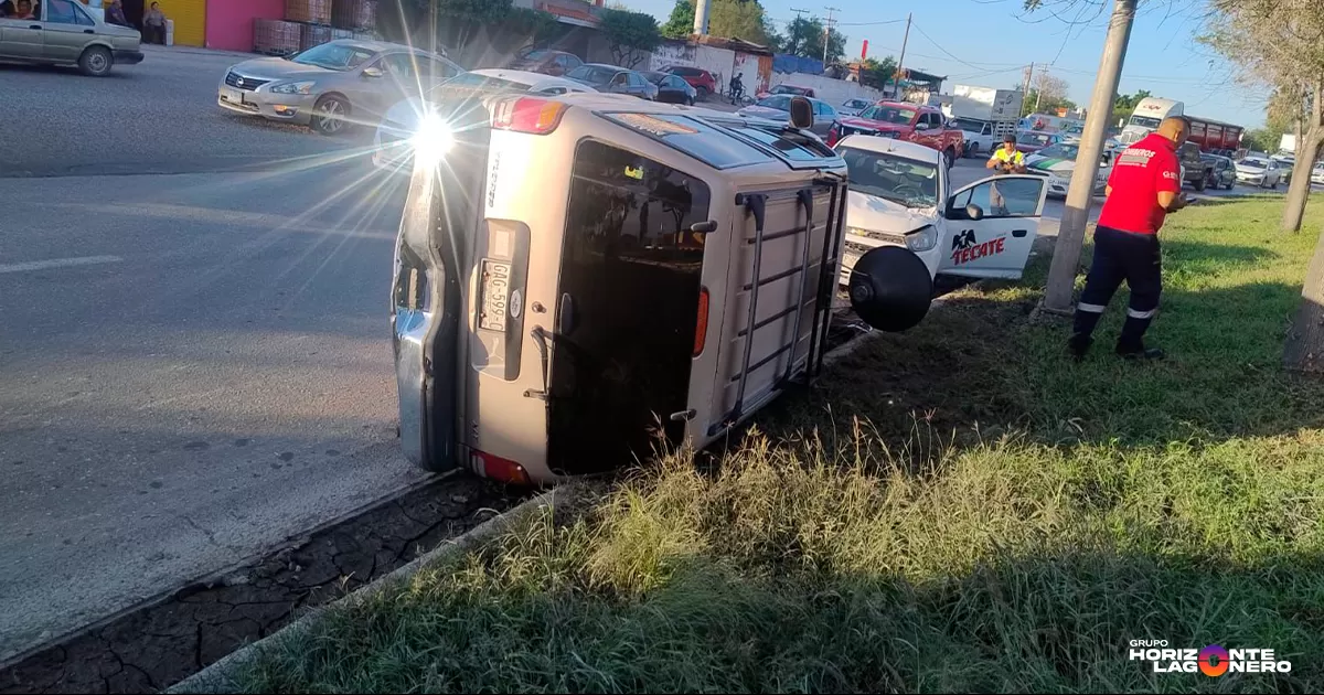 Choca vehículo y provoca volcadura en bulevar Ejército Mexicano de Gómez Palacio