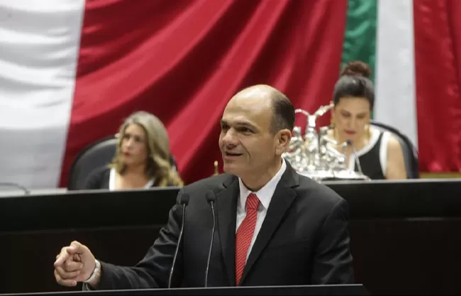 Planteó su inconformidad en la Comisión de Hacienda al analizar el Paquete Económico 2026 y advirtió sobre la deuda nacional.