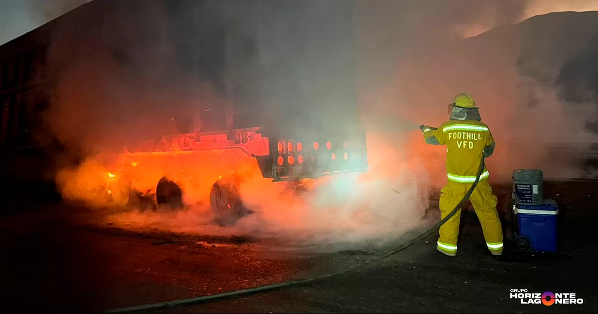 El reporte se recibió a las 05:57 horas, por lo cual personal de la Dirección Municipal de Protección Civil y Bomberos de Lerdo acudió al lugar, encontrando la parte trasera de la unidad envuelta en llamas.