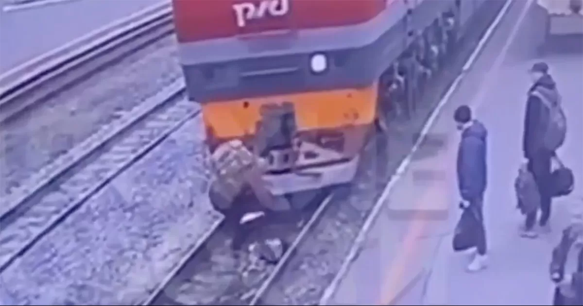 Un joven sobrevivió tras caer bajo una locomotora cuando cruzaba las vías ferroviarias en un lugar no autorizado en una estación de la ciudad siberiana de Tiumén.