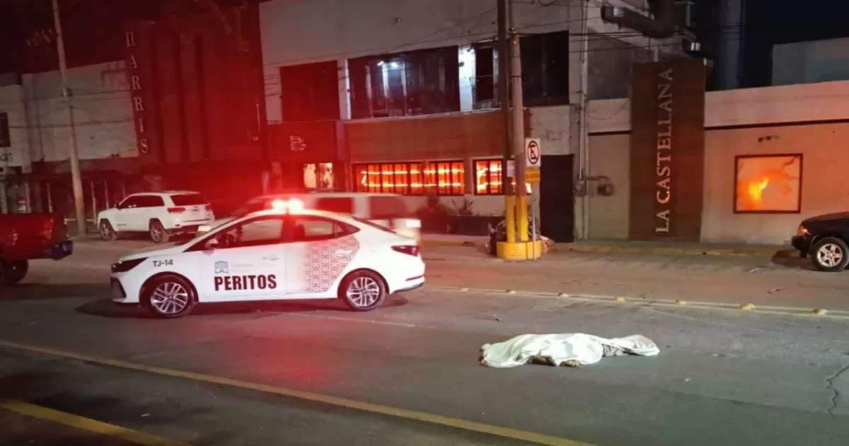 El reporte se recibió alrededor de las 19:50 horas, por lo que elementos de la Policía Municipal acudieron de inmediato al lugar, donde encontraron a una persona tendida sobre la carpeta asfáltica, ya sin signos vitales.