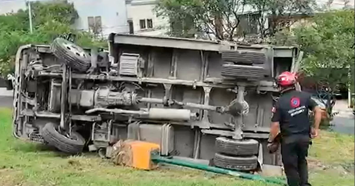 Dos repartidores resultan lesionados tras volcadura del camión en el que transportaban garrafones de agua, en Monterrey