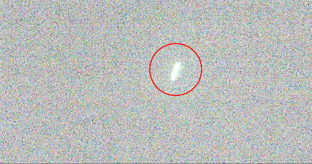 La imagen, registrada por la cámara de navegación derecha (Navcam) del explorador, muestra una extraña franja luminosa cruzando el cielo de Marte