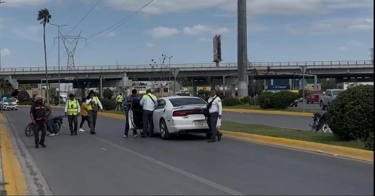 El percance ocurrió alrededor de las 12:15 del mediodía, cuando una motocicleta Italika, color azul con blanco modelo 2018, circulaba por el carril derecho de la lateral del Rebollo Acosta con dirección al bulevar Miguel Alemán.