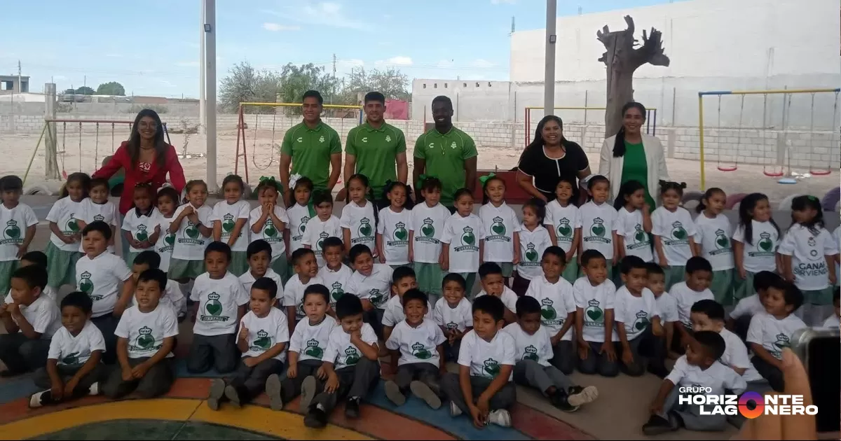 Convive Santos Laguna con niños del Jardín de Niños Otomie