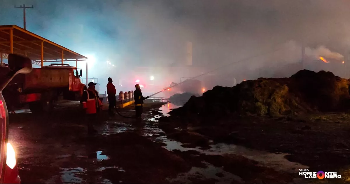 Incendio en establo de Torreón moviliza a más de 150 elementos de bomberos; labores continúan 19 horas después