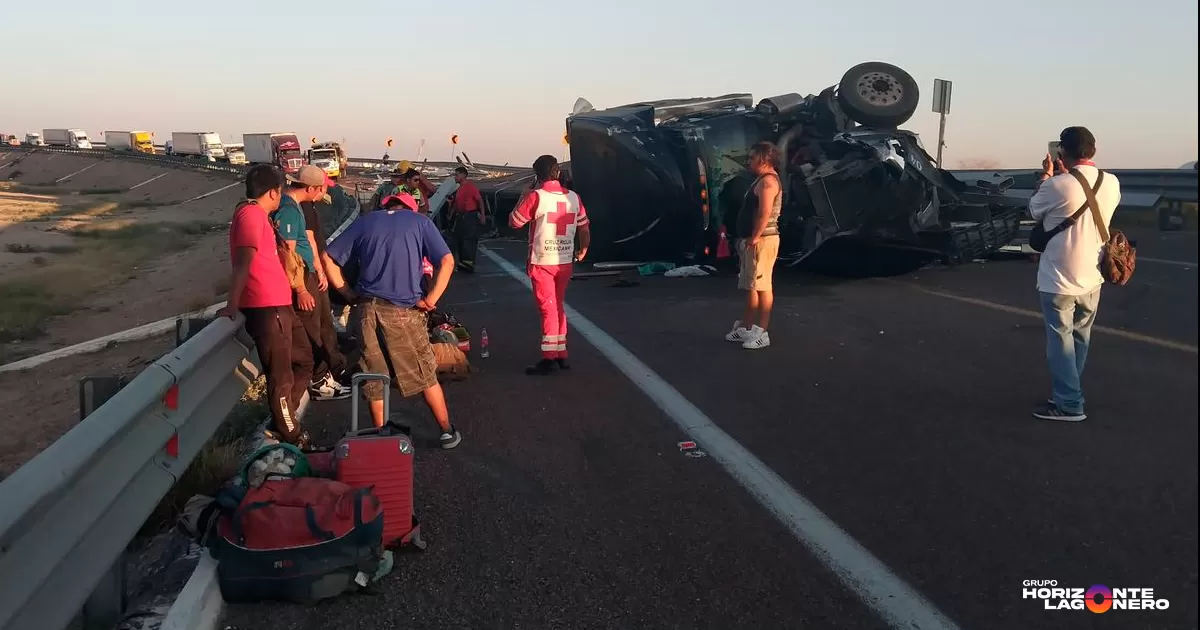 Cuatro lesionados por volcadura de tráiler cargado con polines de aluminio en Matamoros, Coahuila