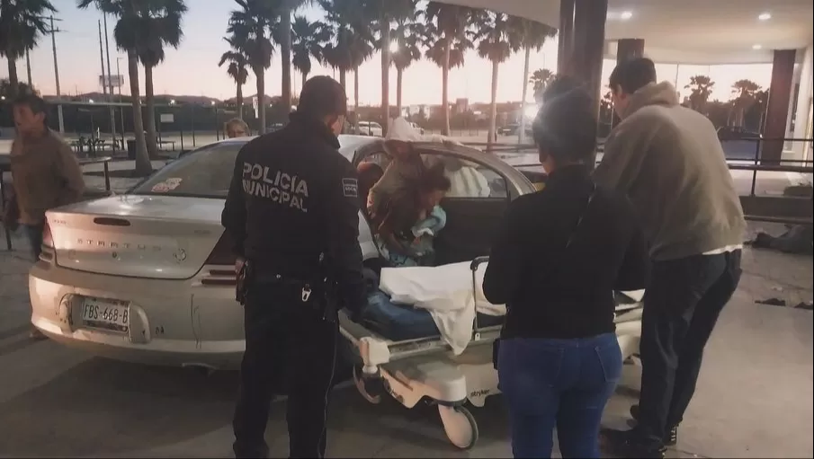 Policías municipales de Torreón apoyan a mujer en labor de parto