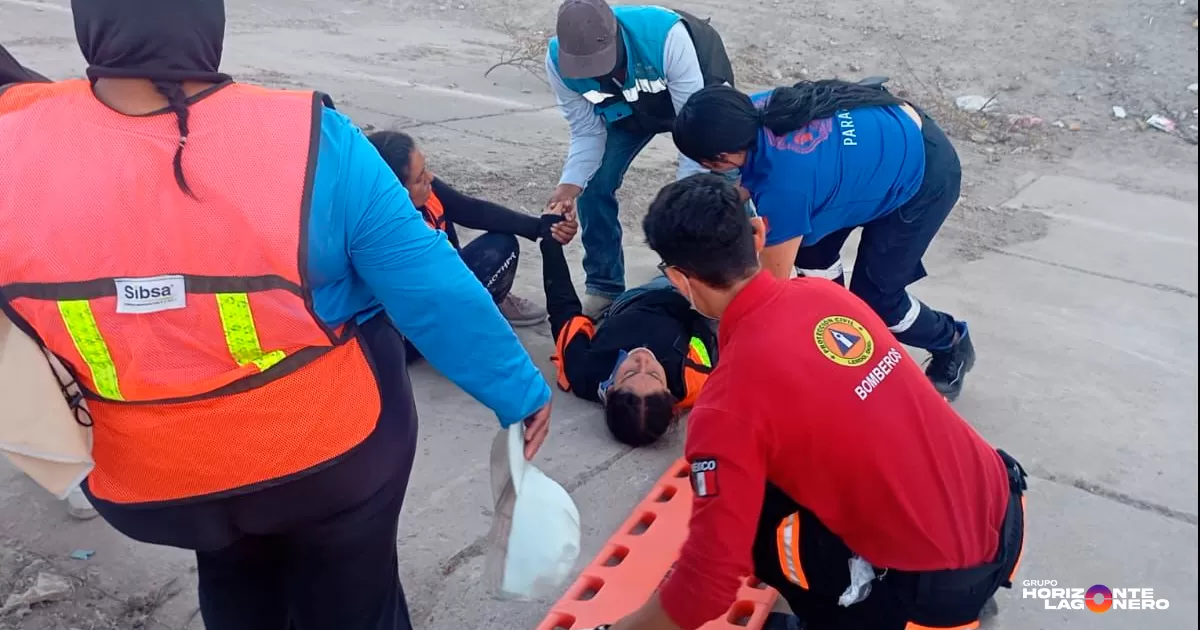 Rescatan a joven que cayó al interior del canal Sacramento en Lerdo