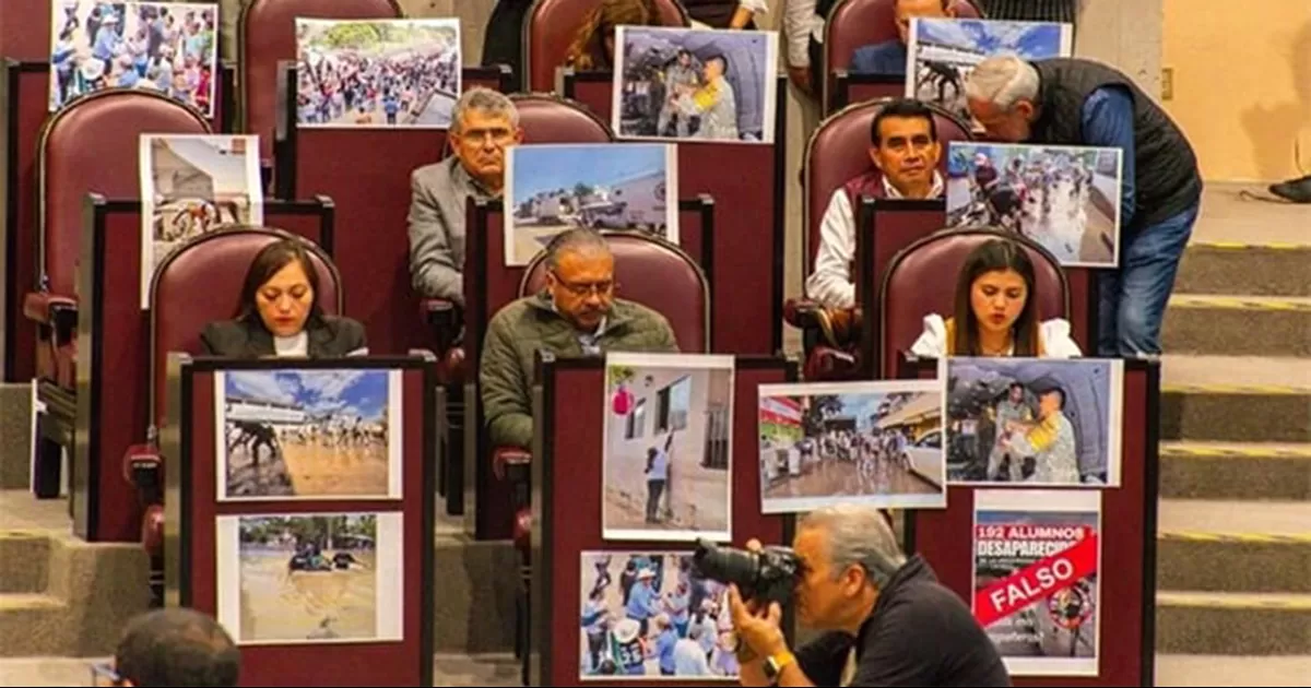 A diputados morenistas en Veracruz se les hizo buena idea resaltar la ayuda a damnificados con fotografías enfrente de sus curules