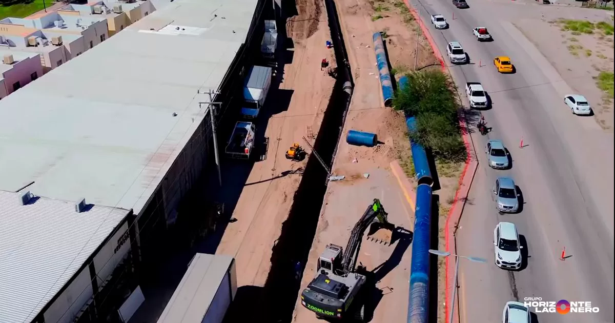 Juan Gabriel Riestra Beltrán, director general de Cuencas Centrales del Norte, confirmó la instalación de tuberías en varios frentes, incluyendo Torreón, Matamoros, San Pedro y Francisco I. Madero, destacando la reciente llegada del trazo a Viesca.