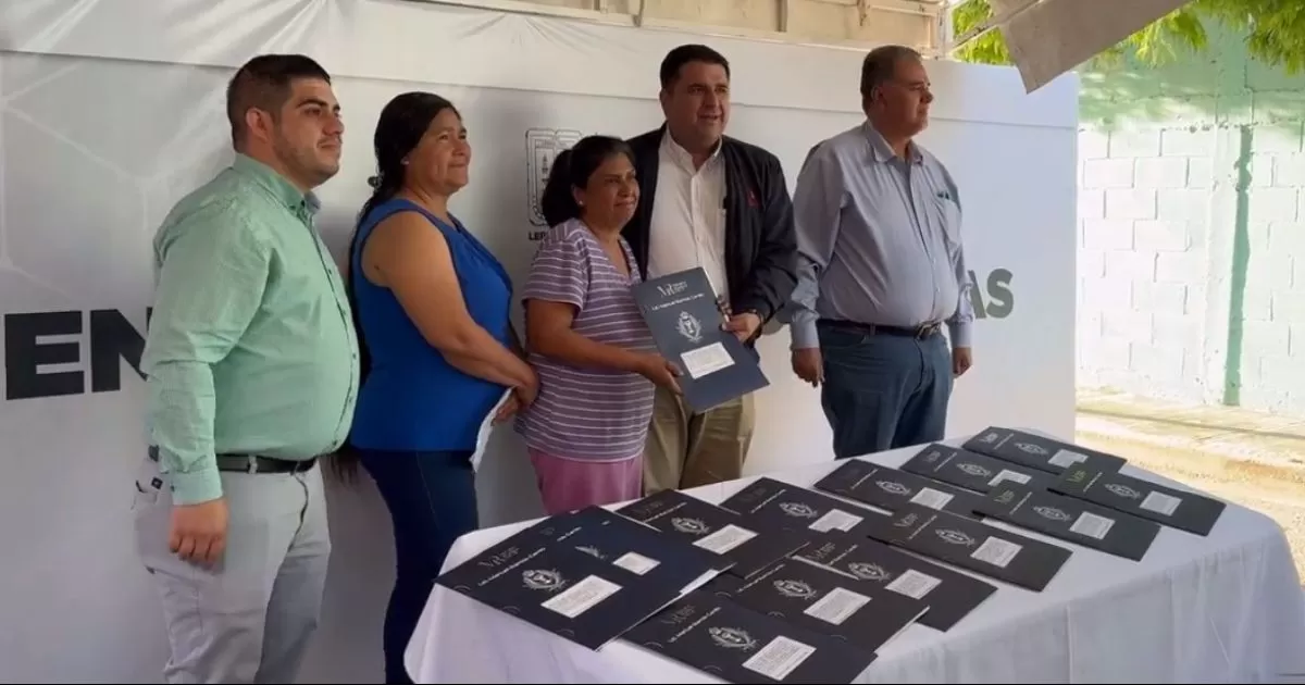 Entregan escrituras de vivienda en la Laguna de Durango