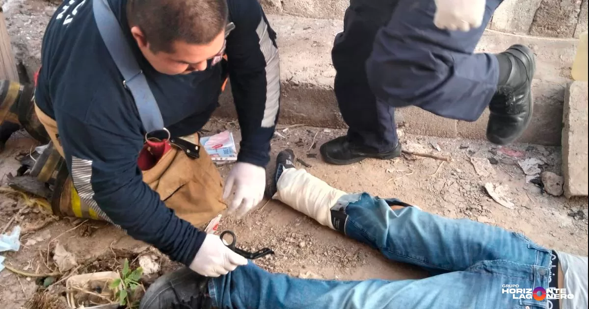 Hombre sube a revisar el tinaco y cae desde la azotea en Torreón; presenta fracturas en ambos pies