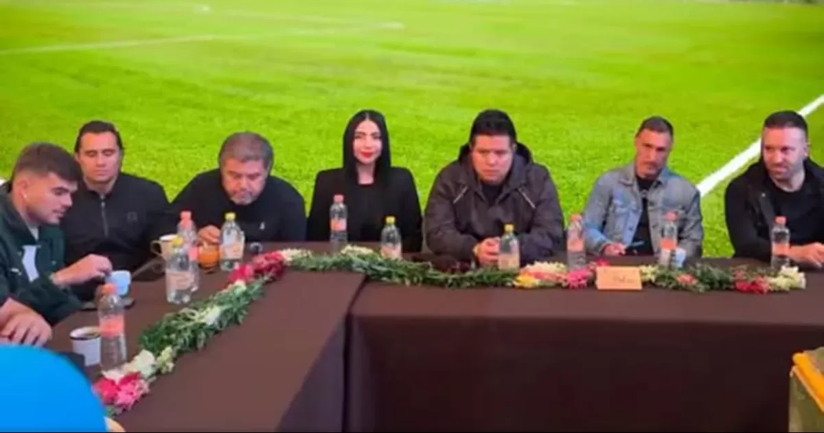 Acompañado de delegada del Bienestar, Nazario Ramírez, detenido por extorsión, inauguró cancha con ex futbolistas profesionales; gastó 2.5 mdp