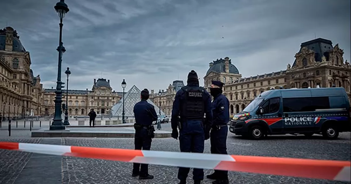 En apenas 7 minutos, varios ladrones ejecutaron un plan ‘de película’ para atracar una de las salas del Museo de Louvre