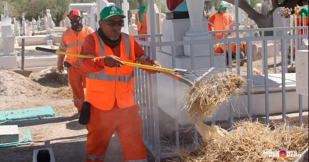 Fernando Villarreal Cuéllar, titular de la dependencia, informó que aunque los trabajos de mantenimiento se realizan de manera permanente durante todo el año, en esta ocasión se desplegaron siete cuadrillas de limpieza y jardinería para intensificar las labores previas a las fechas conmemorativas.