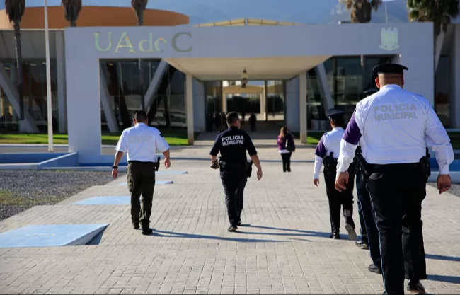 Con grupos de WhatsApp, Puntos Violeta y casetas policiacas alrededor de los campus, la Universidad Autónoma de Coahuila evita robos, riñas y prohíbe el ingreso a los vendedores de sustancias ilícitas.