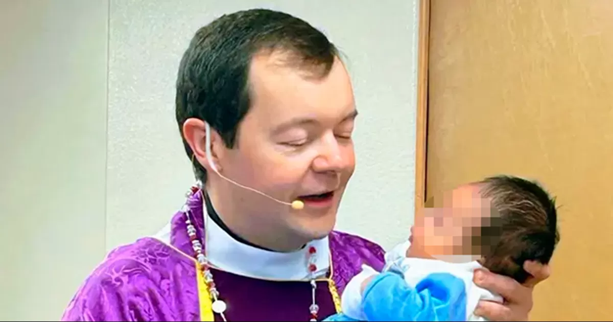 El sacerdote Adam Kotas se volvió a viralizar en las redes sociales durante un bautizo; “la tortilla siempre la va a tener pegada”.