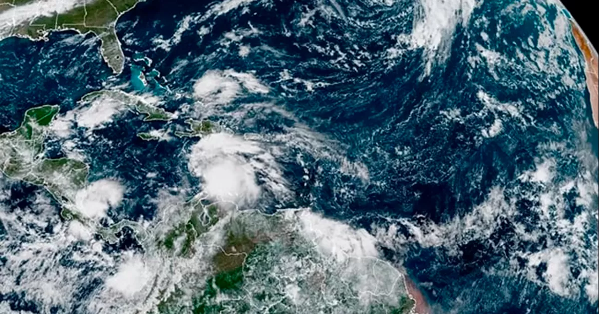 El organismo, con sede en Miami, indicó que la tormenta se desplaza a unos 22 kilómetros por hora en dirección oeste