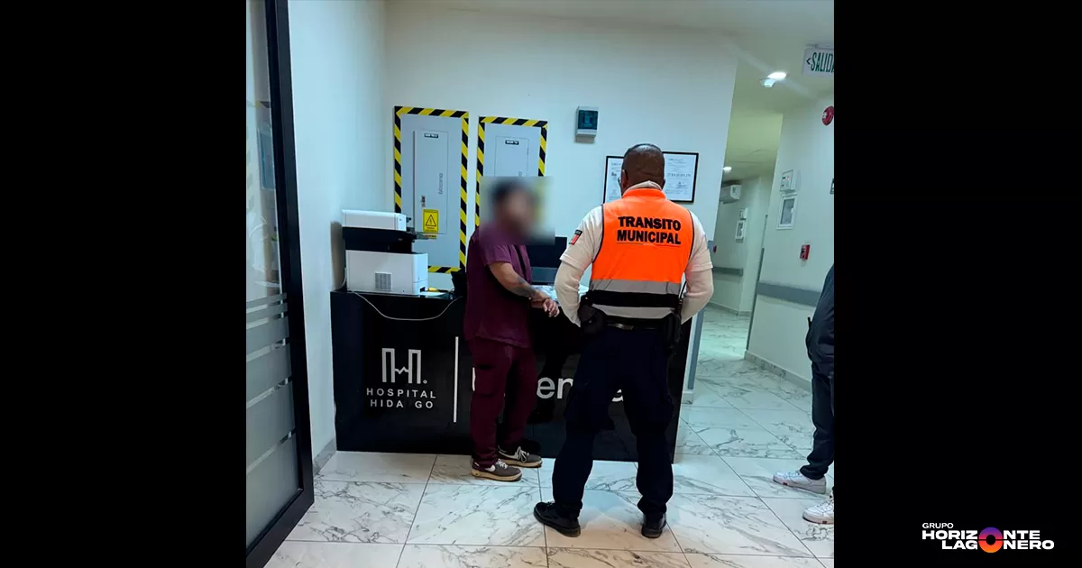 De acuerdo con el reporte, la unidad circulaba sobre la calle Múzquiz cuando, de manera repentina, una mujer que iba corriendo se atravesó de forma imprudente a mediación de calle, cerca a la avenida Morelos, lo que provocó que fuera golpeada con la parte delantera del vehículo.