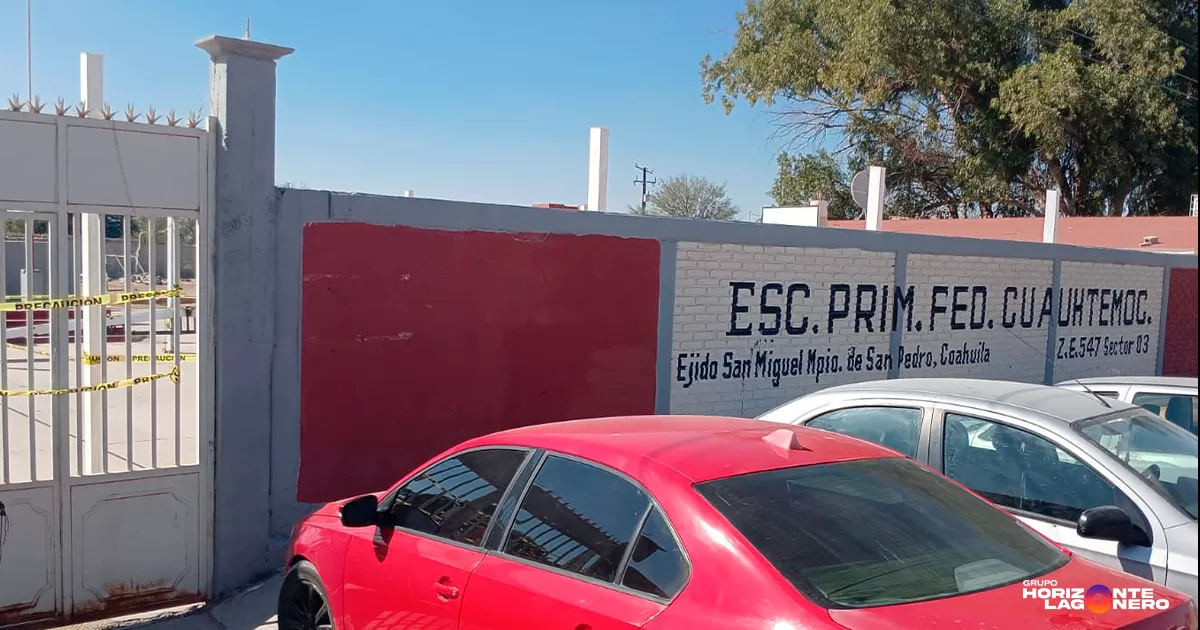 A través de un comunicado, autoridades estatales precisaron que de acuerdo con la información preliminar, el incidente ocurrió cuando un tubo perteneciente a una techumbre en construcción se desprendió y golpeó al menor, causándole la muerte. La estructura formaba parte de un proyecto realizado por padres de familia a través del programa federal “La Escuela es Nuestra”.