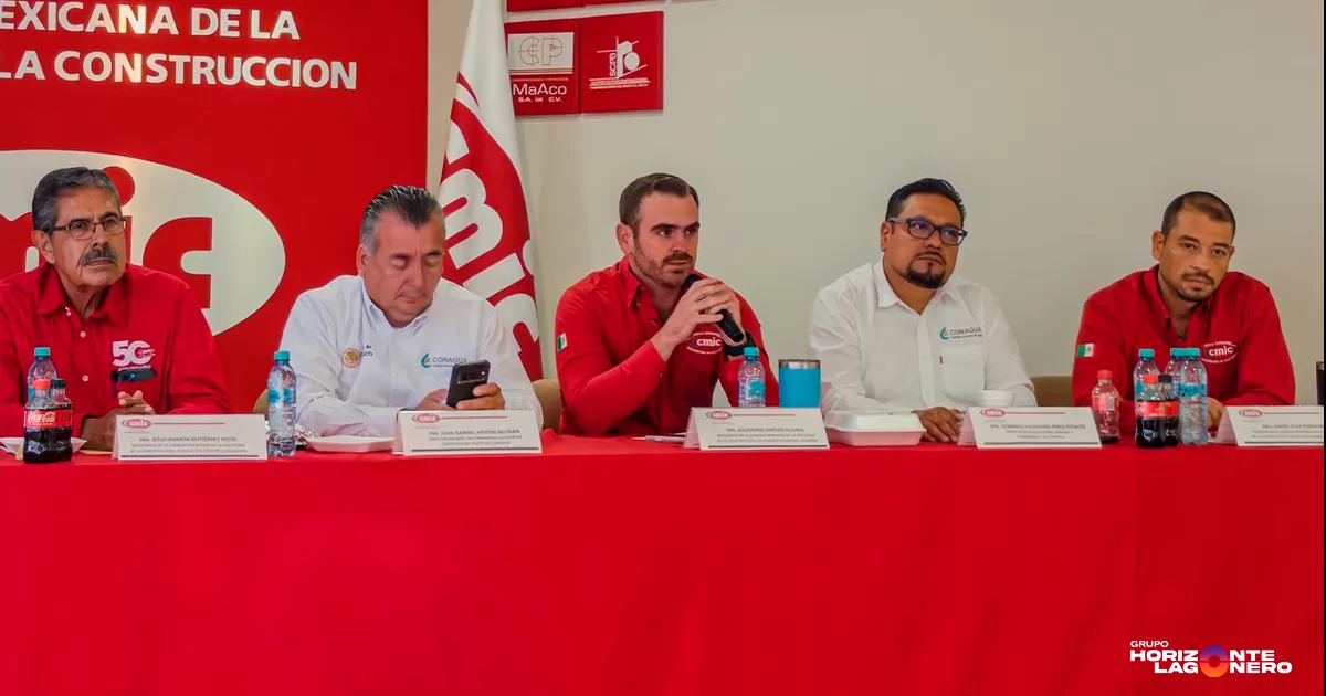 Durante la asamblea, el presidente de la CMIC, Alejandro Jiménez Algara, manifestó su inconformidad ante las recientes decisiones que han dejado fuera a las empresas constructoras locales en la asignación de contratos relacionados con el proyecto Agua Saludable para La Laguna y otras obras estratégicas.