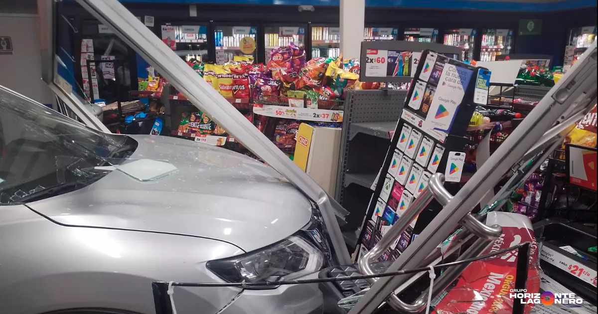 Los informes preliminares detallaron que María Elena de 64 años, propietaria de una camioneta Nissan color gris, subió al vehículo que se encontraba estacionado, confundió el pedal y aceleró.